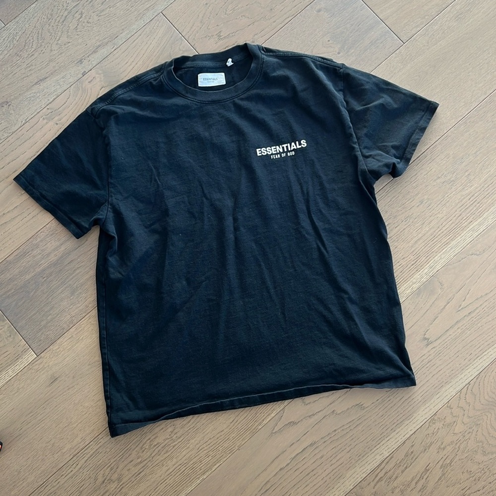 ESSENTIALS Black Tee in S